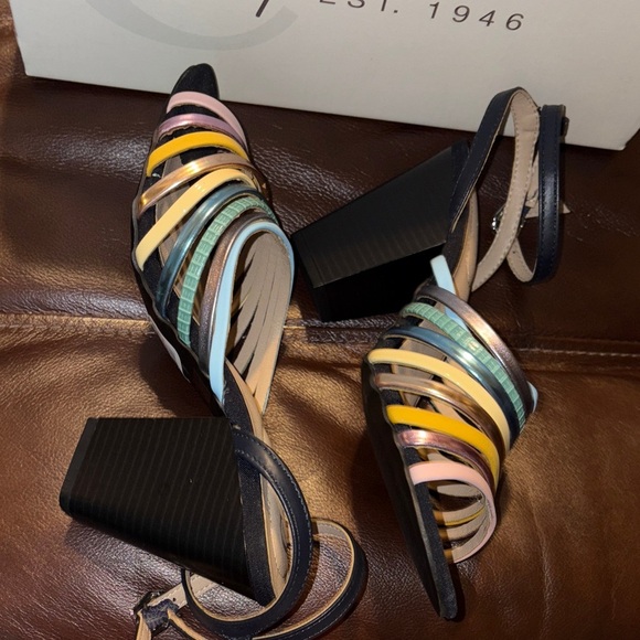 🆕 Comfort EST. 1946 Colorful Strappy Sandals Sz 8 - Picture 3 of 11